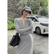 批发2025新款复古灰色半开领长袖<b class='q'>连衣裙</b>女秋季气质针织收腰包臀裙长裙
