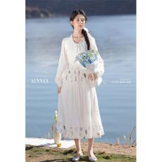 批发法式气质米白色<b class='q'>连衣裙</b>女2025年春新款显瘦青春气息简约浅色长裙