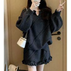 批发2026秋冬新款慵懒风针织套装女V领设计感毛衣花边短裙宽松两件套