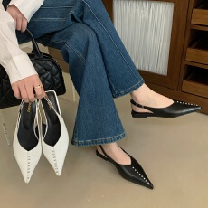 批发尖头单鞋女2026新款<b class='q'>春</b>季平底鞋子一字扣带女鞋小众设计包头凉鞋女