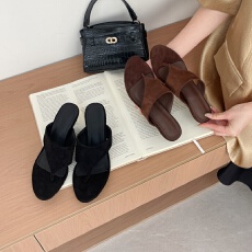 粗跟绒面人字拖女夏外穿高跟鞋2026夏季新款小个子增高夹脚凉拖鞋