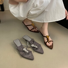 芭兰贝~波西米亚风尖头刺绣人字拖女外穿2026新款绝美水钻凉拖鞋