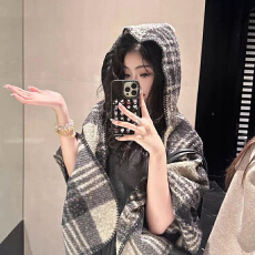 批发2025新款高级感连帽格纹保暖时尚百搭羊毛卷披肩斗篷春秋女士外套