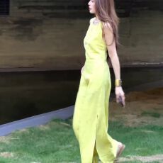 批发法式复古黄色圆领背心吊带连衣裙女2025夏季新款极简性感修身长裙