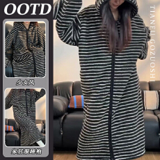 批发<b class='q'>韩版</b>黑白条纹珊瑚绒连帽睡袍女款冬季新款加绒加厚保暖家居服睡裙