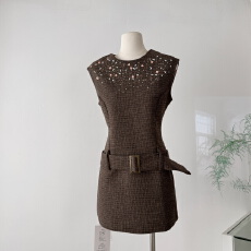 批发Lattitude/杨小鹭 酱 miu系重工烫钻彩宝气质收腰羊毛连衣裙