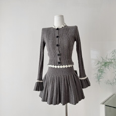 批发迟<b class='q'>伞</b><b class='q'>伞</b>25/fw 菲茨雨夜 格雷灰手工钩花针织上衣百褶半<b class='q'>裙</b>针织套装
