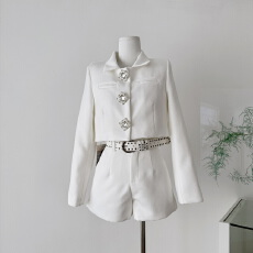 批发cihc轻奢<b class='q'>名媛</b>钻石方扣白色短薄外套配高腰西装短裤2025纯色<b class='q'>套装</b>秋