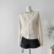 批发<b class='q'>夏</b>诗文 羊毛花式纱立体手工绣花针织开衫女冬微宽松白色圆领毛衣