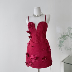 批发灰尘邓邓 圣诞穿搭吊带<b class='q'>连衣裙</b>女2025冬季新款性感鱼骨包臀裙裙子