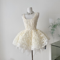 批发J11 Studio柔瓣花筵重工白黑2色方领收腰显瘦A字裙摆<b class='q'>连衣裙</b>女