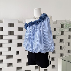 批发GS十三行女装春夏法式度假风立体花朵斜肩<b class='q'>条纹</b>小衫露肩无袖上衣