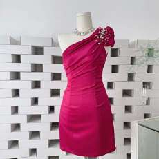 批发宴会连衣裙女气质名媛生日<b class='q'>礼服</b>重工镶钻<b class='q'>性感</b>斜领露肩收腰包臀短裙