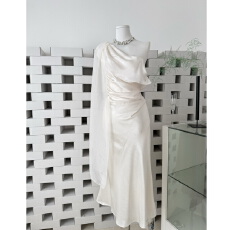 批发从一时刻暮光2026新款白色缎面斜肩连衣<b class='q'>裙</b>高级感飘带修身<b class='q'>礼服</b>