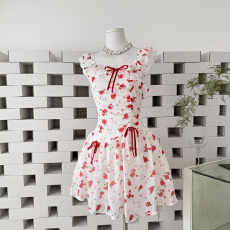 批发【Q女家 新品9折】花契玫瑰园/长短裙氛围感红色度假碎花<b class='q'>连衣裙</b>