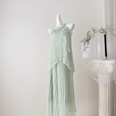 一颗甜桃yikett薄荷伊甸挂脖无袖上衣+百褶半身裙时尚套装女