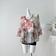 批发澳洲* Cam*花阶卧春*<b class='q'>花朵</b>深V定位定钻贵妇上衣