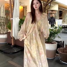 批发度假风复古印花<b class='q'>连衣裙</b>女V领<b class='q'>蝙蝠</b>袖长裙法式宽松设计感气质休闲裙