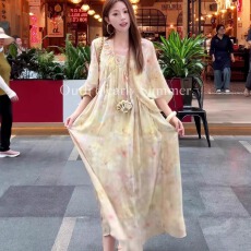 批发度假风复古印花<b class='q'>连衣裙</b>女V领<b class='q'>蝙蝠</b>袖长裙法式宽松设计感气质休闲裙