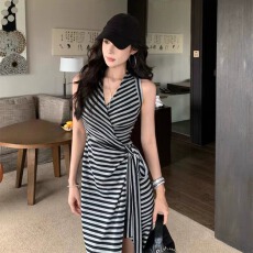 批发复古<b class='q'>条纹</b>挂脖绑带<b class='q'>连衣裙</b>女夏季设计感修身长裙