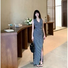 批发复古<b class='q'>条纹</b>挂脖绑带<b class='q'>连衣裙</b>女夏季设计感修身长裙