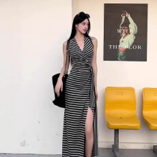 批发复古<b class='q'>条纹</b>挂脖绑带<b class='q'>连衣裙</b>女夏季设计感修身长裙