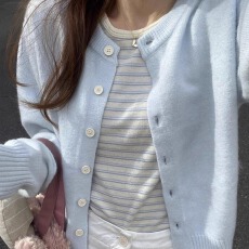 批发软奶蓝色长袖<b class='q'>针织</b>开衫女装秋季慵懒风短款软糯感毛衣外套薄款上衣