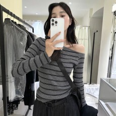批发<b class='q'>不规则</b>斜肩撞色条纹<b class='q'>针织衫</b>女2026春季新款韩系氛围感穿搭露肩上衣