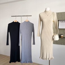 2026年春季新款法式时尚气质半高领长袖针织裙收腰显瘦小众连衣裙