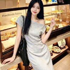 批发灰色一字肩斜肩露肩短袖<b class='q'>连衣裙</b>女装2026年夏季修身显瘦包臀长裙子