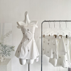 批发画解WAHJU 星星秘密 一字肩蝴蝶结花朵点缀设计收腰显瘦<b class='q'>连衣裙</b>