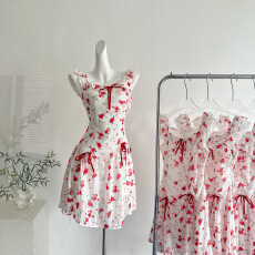 批发【Q女家 新品9折】花契玫瑰园/短裙氛围感红色度假碎花<b class='q'>连衣裙</b>