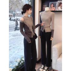 卡其色半高领不规则露肩长袖t恤女2025年早秋轻熟小众不撞款上衣