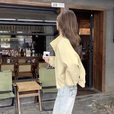 批发奶黄色<b class='q'>工装</b><b class='q'>风衣</b>外套女春秋2025新款减龄设计感小众独特别致学院风