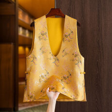 批发2026年春季新款v领盘扣织锦提花黄色新中式宫廷风外穿<b class='q'>马甲</b>坎肩女