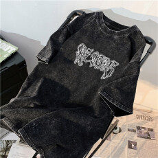 批发220克精梳纯棉洗水黑落肩宽松版型后包边短袖T恤印花款