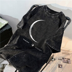 批发220克精梳纯棉洗水黑落肩宽松版型后包边短袖T恤印花款