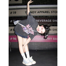 批发220克精梳纯棉洗水黑落肩宽松版型后包边短袖T恤印花款