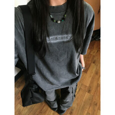 220克精梳纯棉洗水黑落肩宽松版型后包边短袖T恤印花款