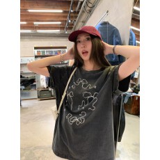 批发220克精梳纯棉洗水黑落肩宽松版型后包边短袖T恤印花款