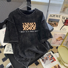 220克精梳纯棉洗水黑落肩宽松版型后包边短袖T恤印花款