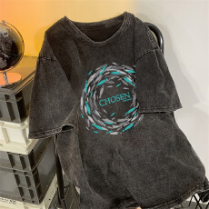 批发220克精梳纯棉洗水黑落肩宽松版型后包边短袖T恤印花款