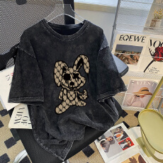 批发220克精梳纯棉洗水黑落肩宽松版型后包边短袖T恤印花款