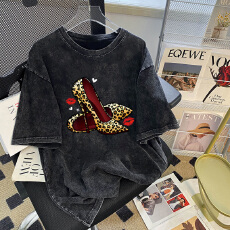 批发220克精梳纯棉洗水黑落肩宽松版型后包边短袖T恤印花款