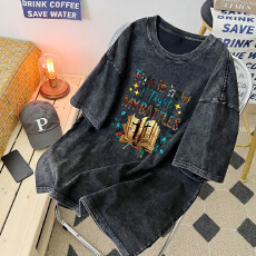 批发220克精梳纯棉洗水黑落肩宽松版型后包边短袖T恤印花款