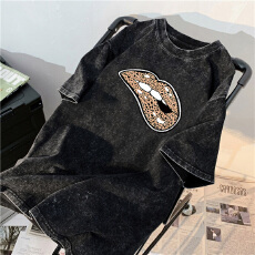 批发220克精梳纯棉洗水黑落肩宽松版型后包边短袖T恤印花款