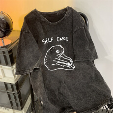 批发220克精梳纯棉洗水黑落肩宽松版型后包边短袖T恤印花款