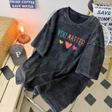 批发韩版<b class='q'>大码</b>女220克精梳纯棉洗水黑落肩宽松版型后包边短袖T恤印花款