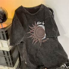 批发220克精梳纯棉洗水黑落肩宽松版型后包边<b class='q'>短袖</b>T恤印花款