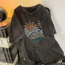 批发220克精梳纯棉洗水黑落肩宽松版型后包边<b class='q'>短袖</b>T恤印花款